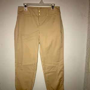 the pant has been taylor fix in the waist. The ankle pants is very comfortable